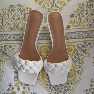 💙NWOT white square toe heel